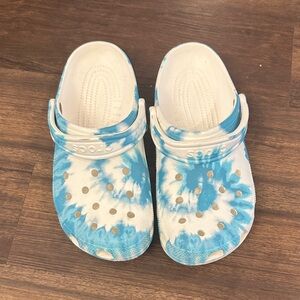 CROCS Women's Blue and White Tie-Dye Sandals